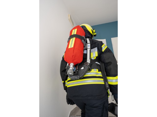 Prevleka tlačne posode FireCat nameščena na dihalni aparat