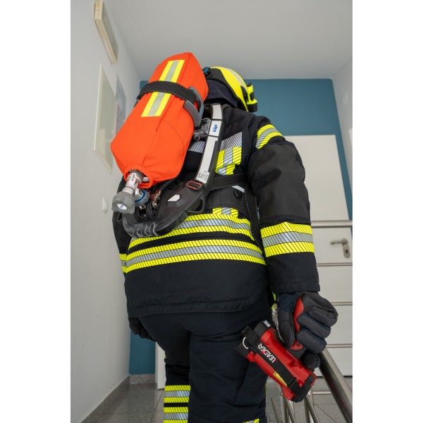 Prevleka tlačne posode FireCat nameščena na dihalnem aparatu